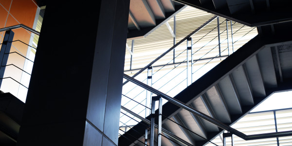 Pintar Fachadas de Empresas / Negocios / Locales Comerciales en Teruel · Pintado de Escaleras