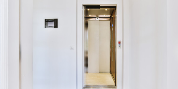 Pintar Fachadas y Patios de Luces de Comunidades Vecinos / Propietarios Calaceite · Esmalte de Puertas de Ascensores, Puertas de Emergencia y Portales